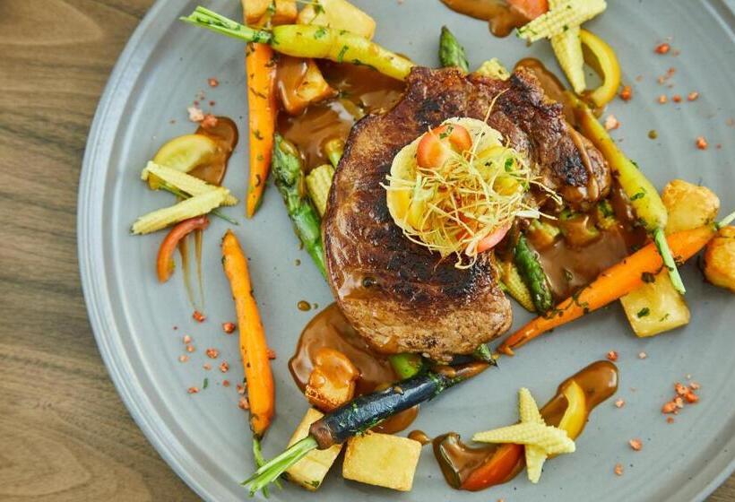 Отель Courtyard By Marriott London Heathrow Airport