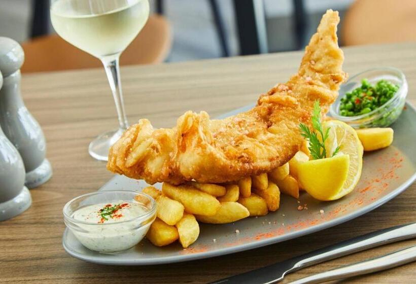 Отель Courtyard By Marriott London Heathrow Airport