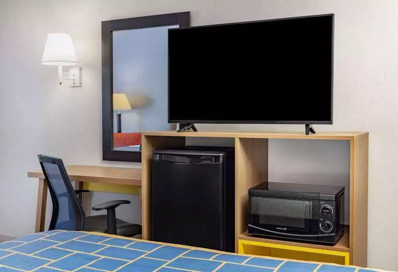 ホテル Days Inn & Suites By Wyndham Savannah Midtown