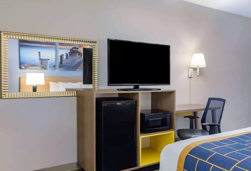 ホテル Days Inn & Suites By Wyndham Savannah Midtown
