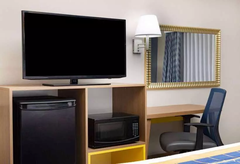 ホテル Days Inn & Suites By Wyndham Savannah Midtown
