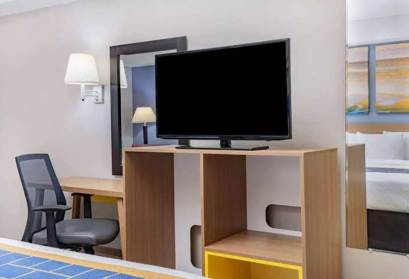 ホテル Days Inn & Suites By Wyndham Savannah Midtown