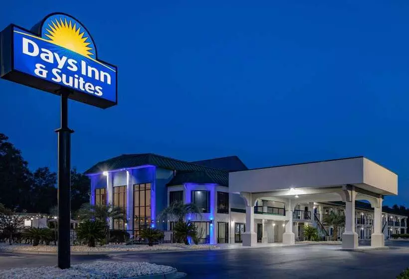 ホテル Days Inn & Suites By Wyndham Savannah Midtown