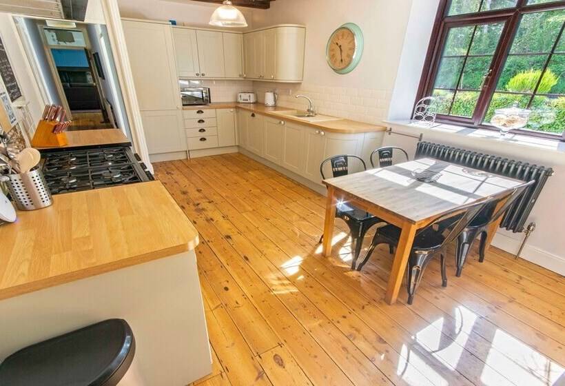 Streamways Nr Croyde 6 Bedroom, Sleeps 12 16, Hot Tub