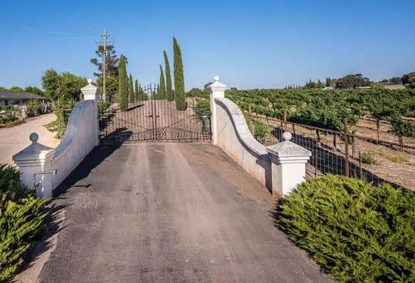 ベッドアンドブレックファースト Chateau Robles  Vineyard English Garden