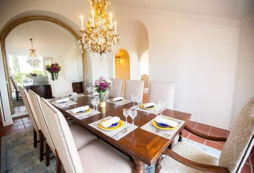ベッドアンドブレックファースト Chateau Robles  Vineyard English Garden