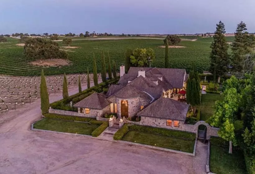 ベッドアンドブレックファースト Chateau Robles  Vineyard English Garden