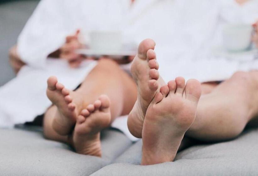 Lake Hotel Lehmonkärki   Haasi Mirror Houses