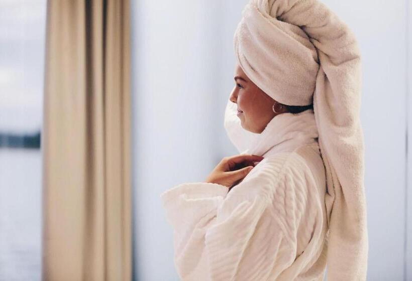 Lake Hotel Lehmonkärki   Haasi Mirror Houses