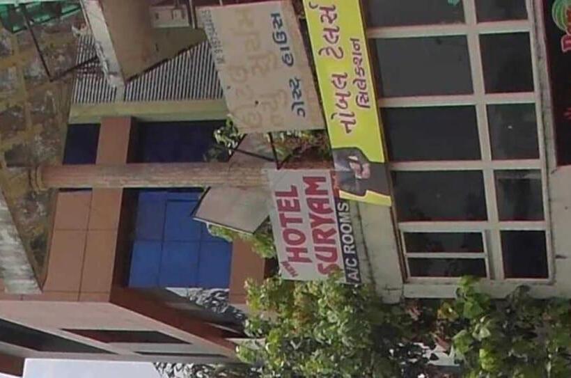 Hotell Oyo 46791 New Suryam