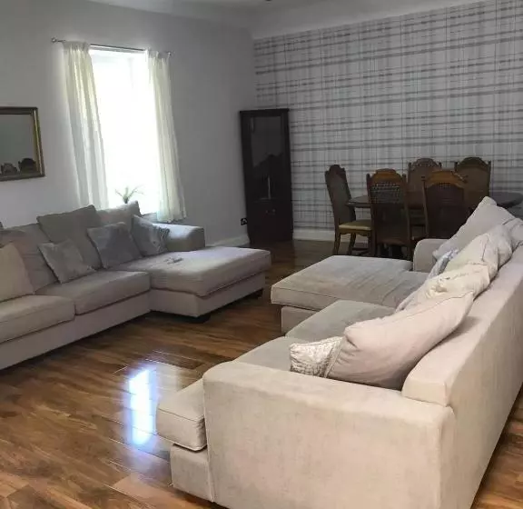 Hotelli Oyo Ellison Hall