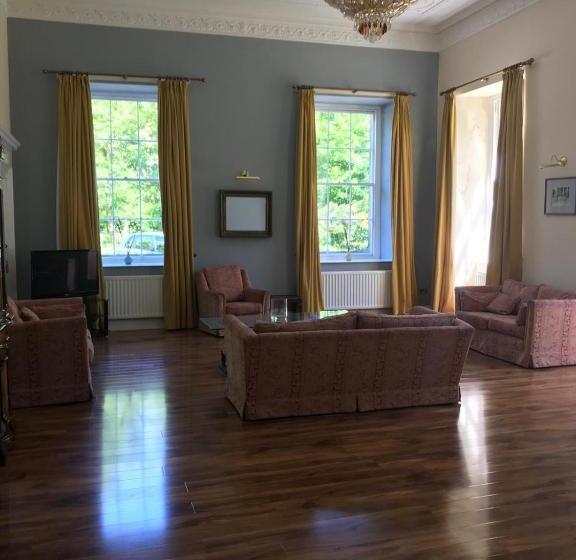 Отель Oyo Ellison Hall