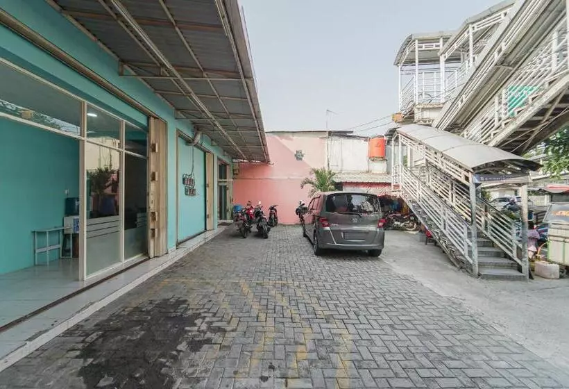 هتل Reddoorz Near Universitas Yarsi