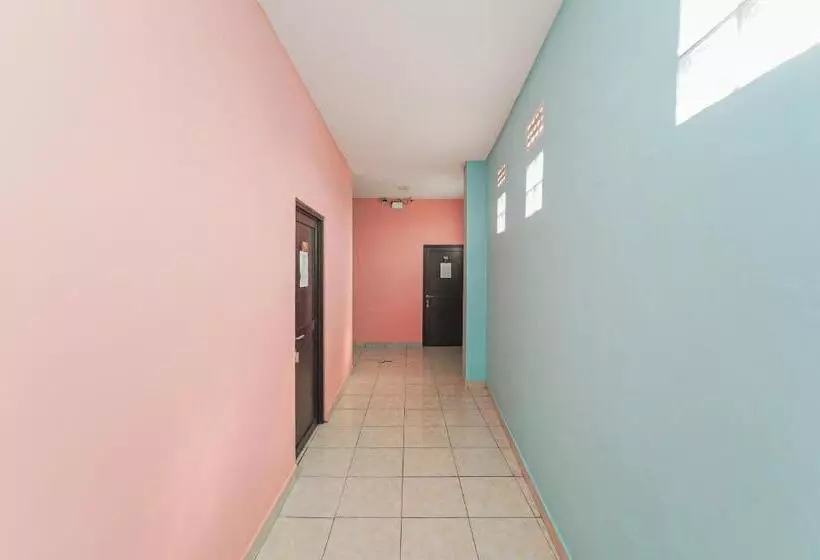 هتل Reddoorz Near Universitas Yarsi