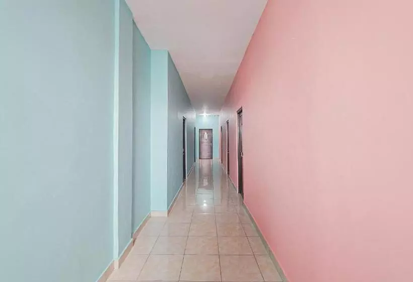 هتل Reddoorz Near Universitas Yarsi