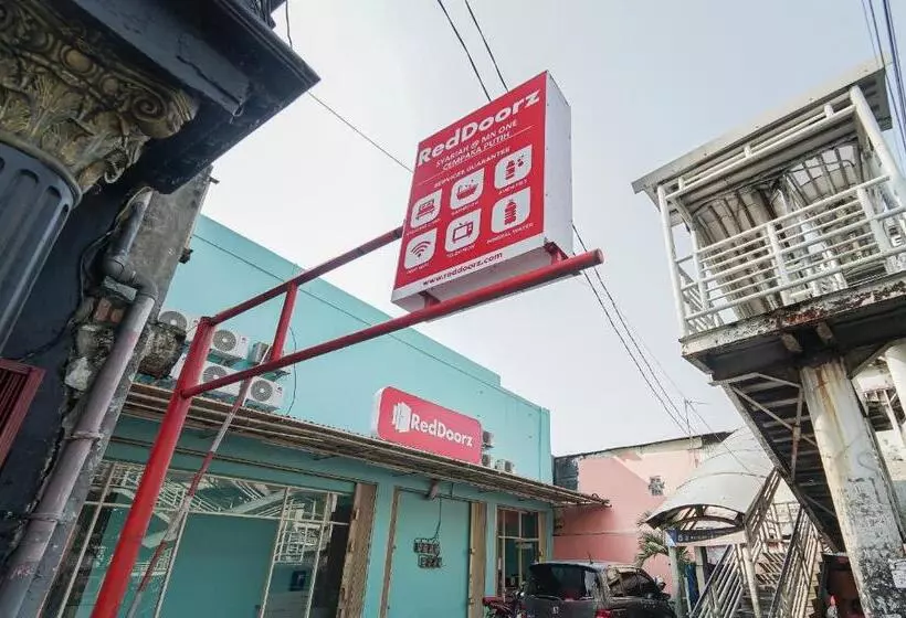 هتل Reddoorz Near Universitas Yarsi