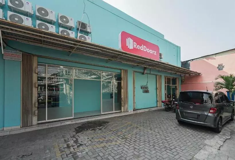 هتل Reddoorz Near Universitas Yarsi