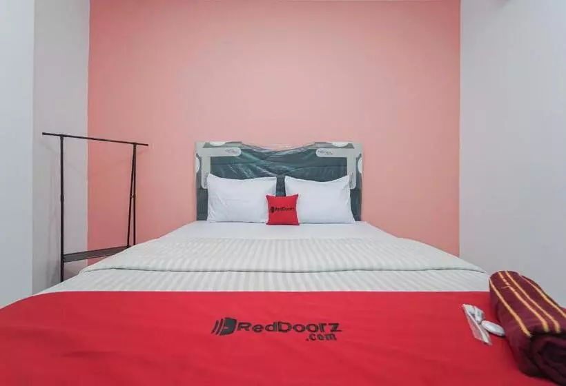 هتل Reddoorz Near Universitas Yarsi