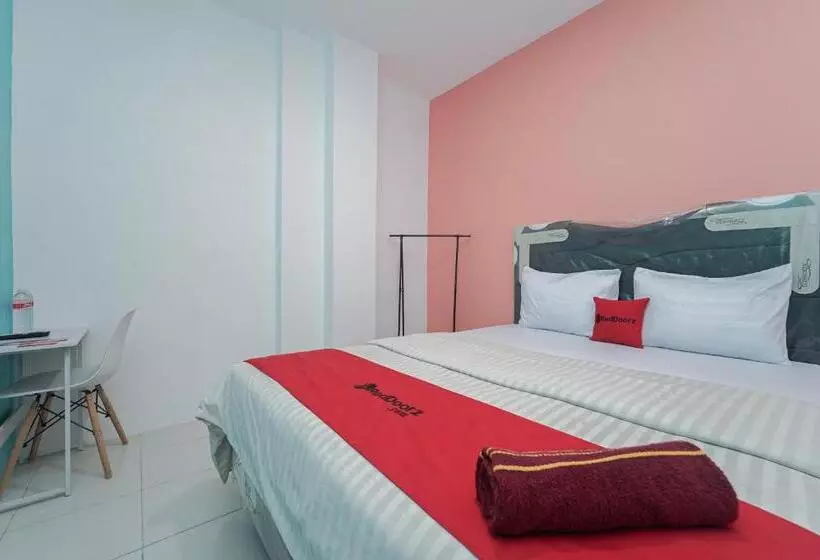 هتل Reddoorz Near Universitas Yarsi