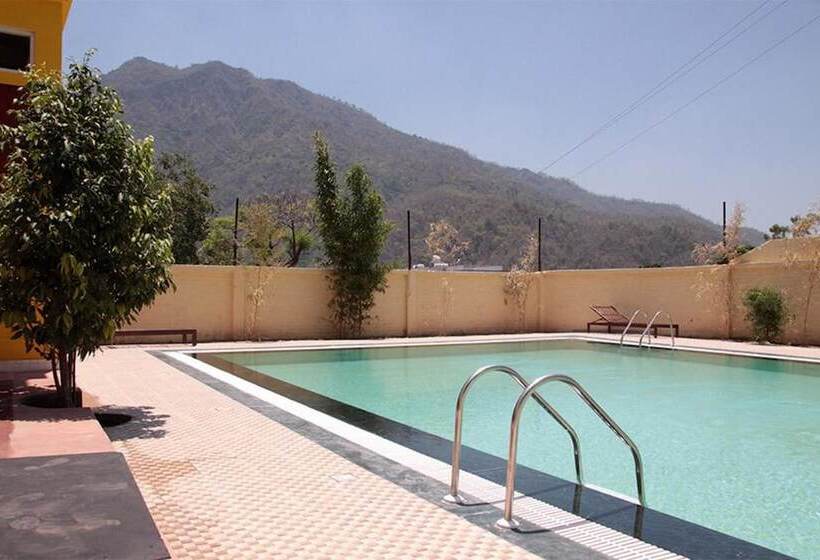 هتل The Lily Resort