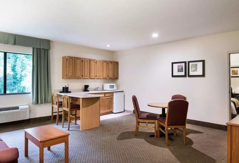 هتل Comfort Inn & Suites Lavale Cumberland