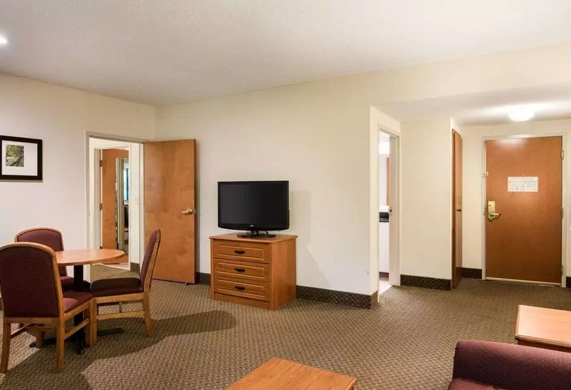 هتل Comfort Inn & Suites Lavale Cumberland