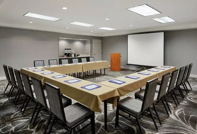 فندق Hilton Garden Inn Cincinnati Northeast