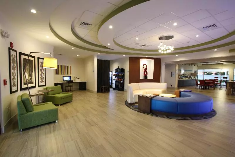 Отель Holiday Inn Express & Suites Lakeland South By Ihg