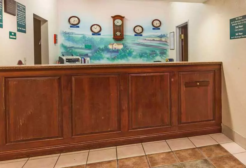 Отель Howard Johnson By Wyndham Airport