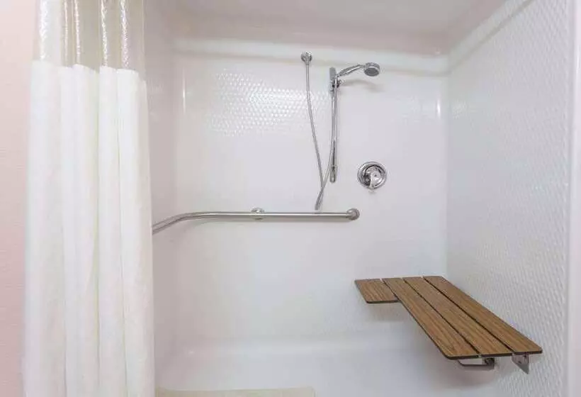 Отель Howard Johnson By Wyndham Airport