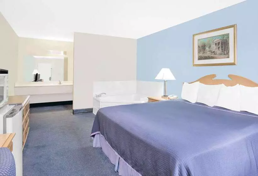 هتل Howard Johnson By Wyndham Staunton