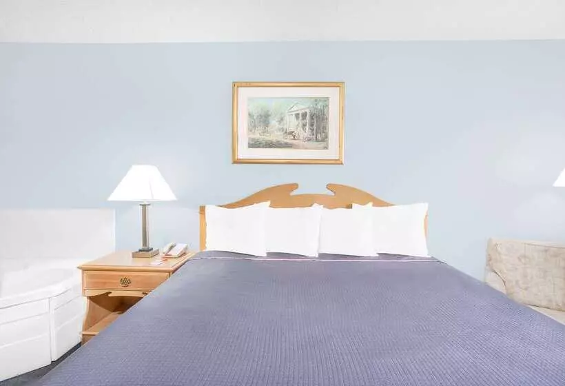 هتل Howard Johnson By Wyndham Staunton