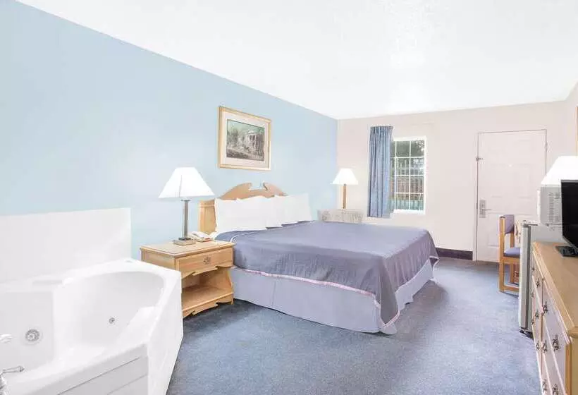 هتل Howard Johnson By Wyndham Staunton