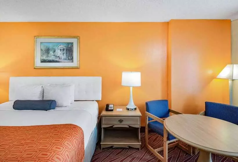 هتل Howard Johnson By Wyndham Staunton