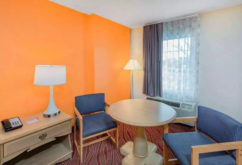 هتل Howard Johnson By Wyndham Staunton