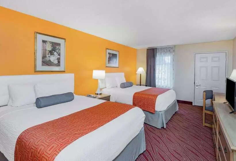 هتل Howard Johnson By Wyndham Staunton