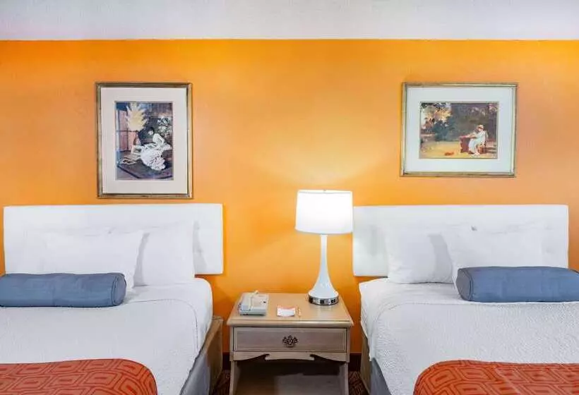 هتل Howard Johnson By Wyndham Staunton