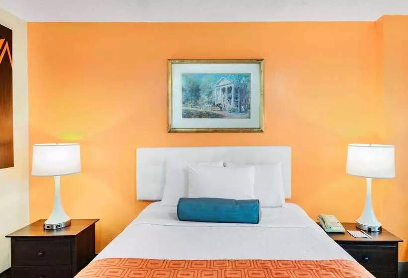 هتل Howard Johnson By Wyndham Staunton