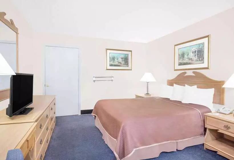 هتل Howard Johnson By Wyndham Staunton