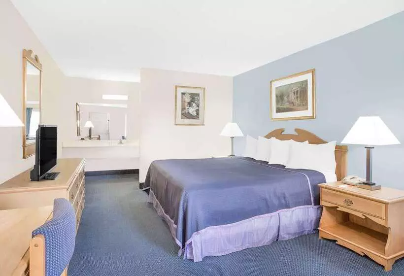 هتل Howard Johnson By Wyndham Staunton