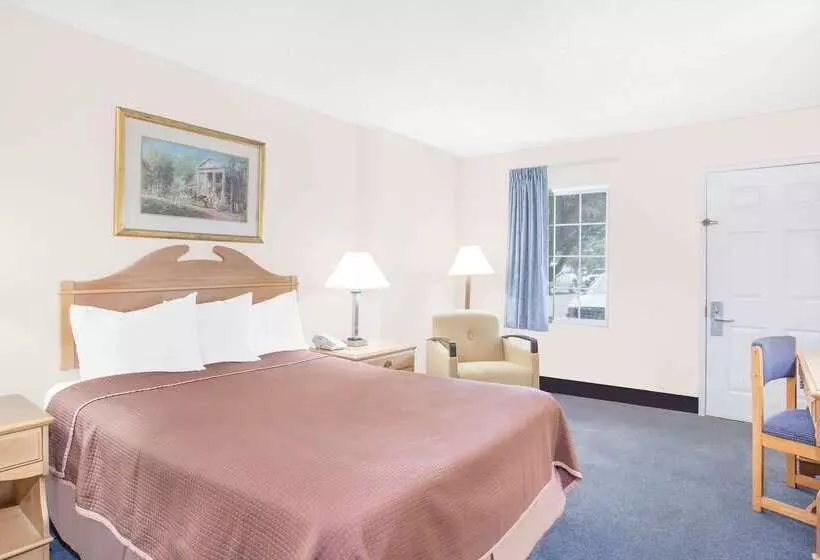 هتل Howard Johnson By Wyndham Staunton