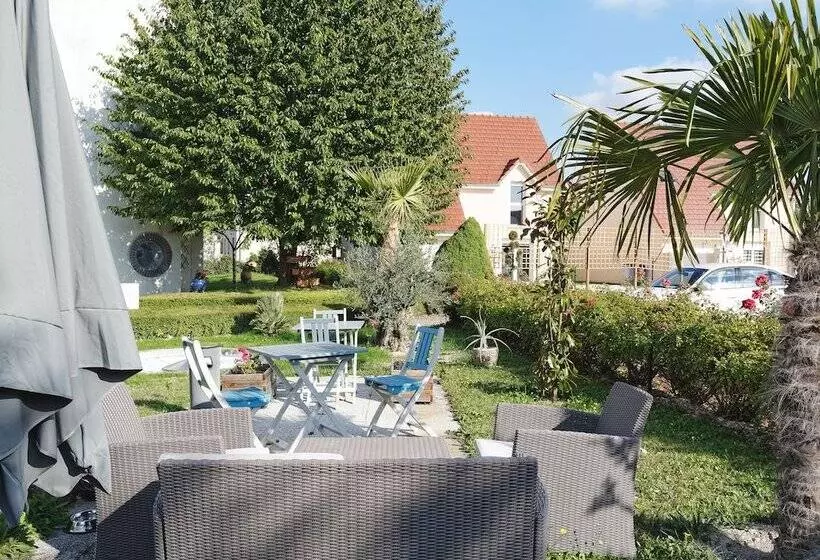 Отель Le Chantereigne