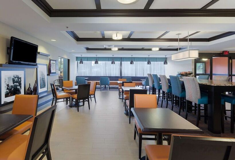 Отель Comfort Inn & Suites Mt. Holly   Westampton