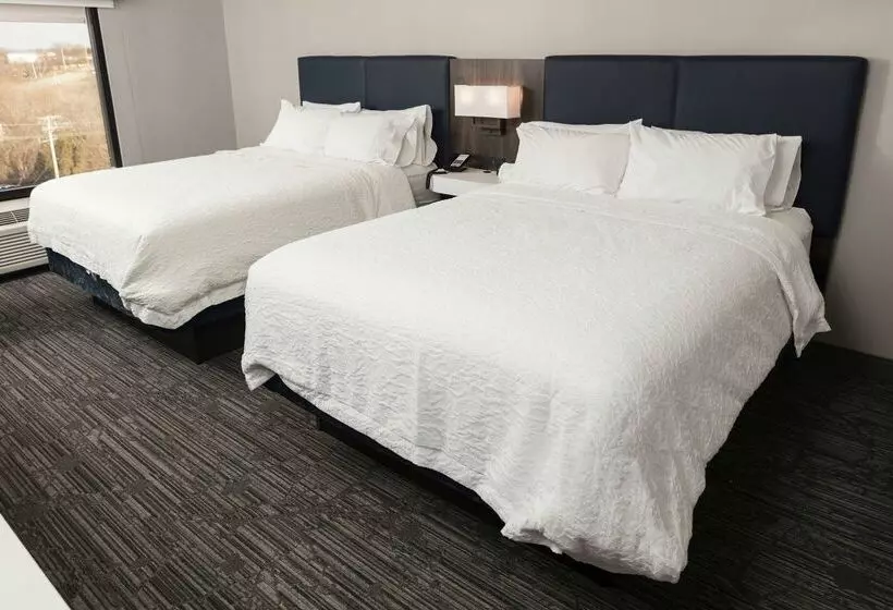 Отель Hampton Inn Easton