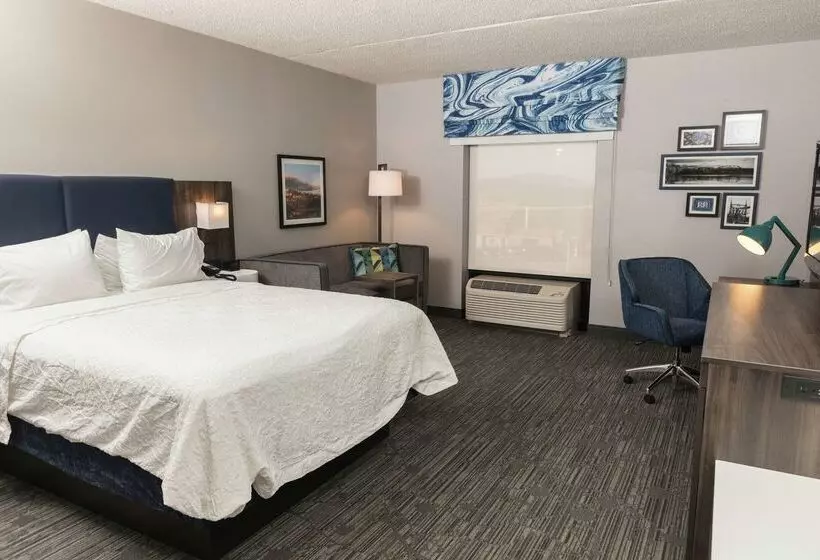 Отель Hampton Inn Easton
