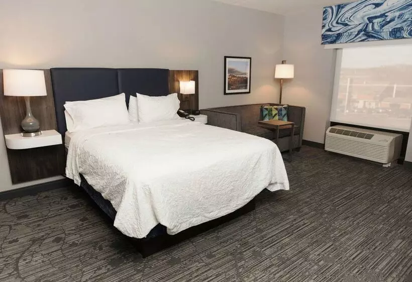 Отель Hampton Inn Easton