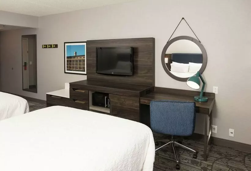 Отель Hampton Inn Easton