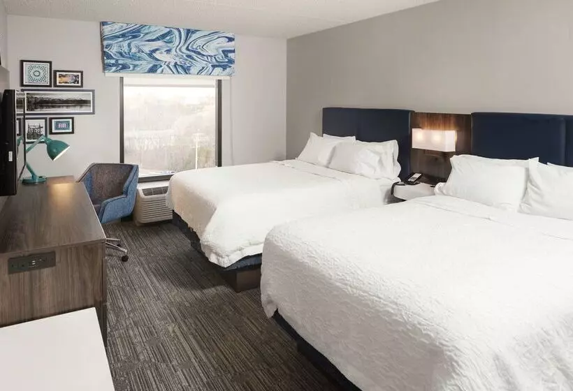 Отель Hampton Inn Easton