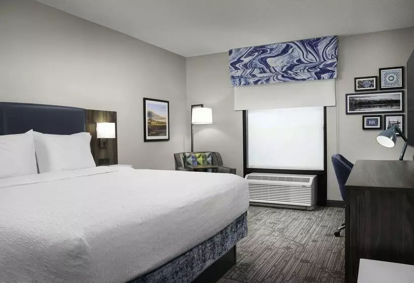 Отель Hampton Inn Easton