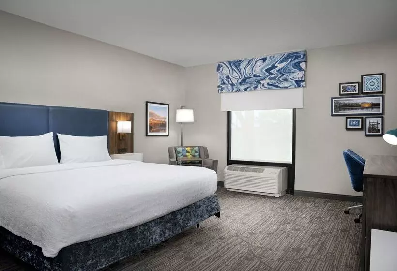 Отель Hampton Inn Easton